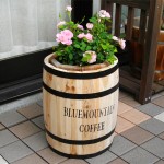 庭にコーヒー樽がある風景【コーヒーバレルプランターカバー】